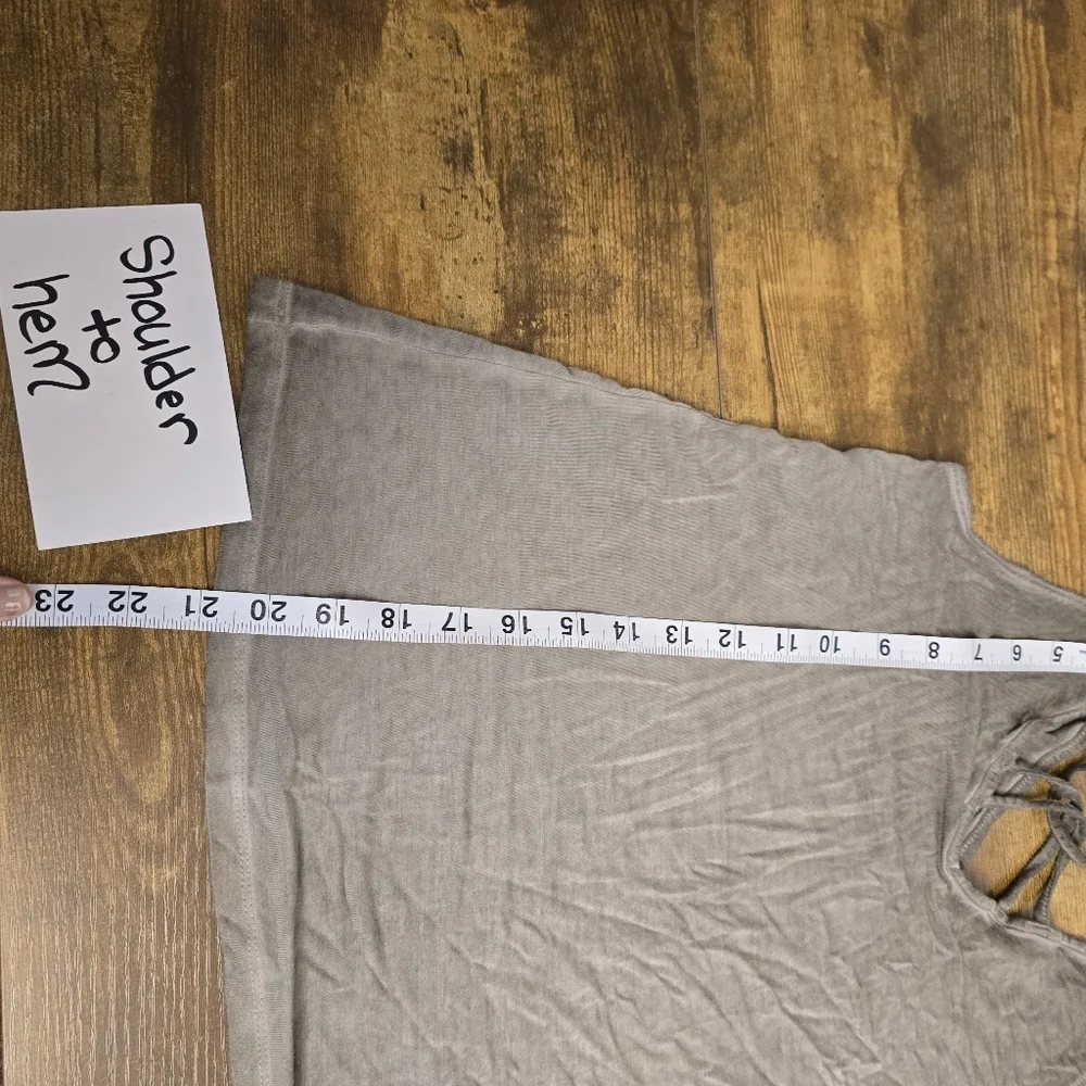 AEO Sleeveless V-Neck Tank Top with Criss-Cross Front Detail in Gray Small - Picture 7 of 8